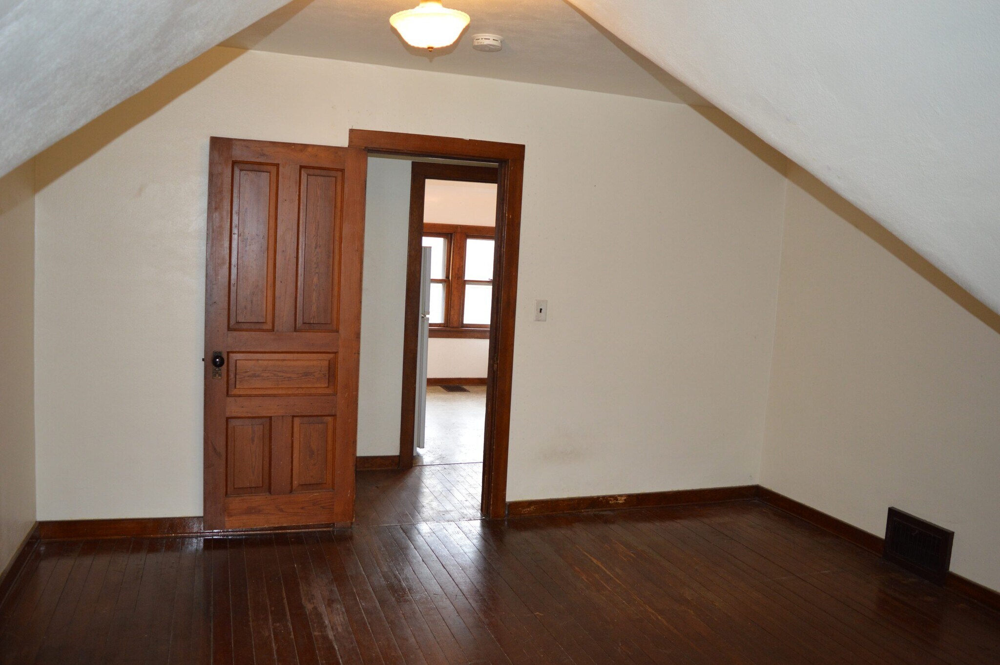 Building Photo - 16 N Broom St