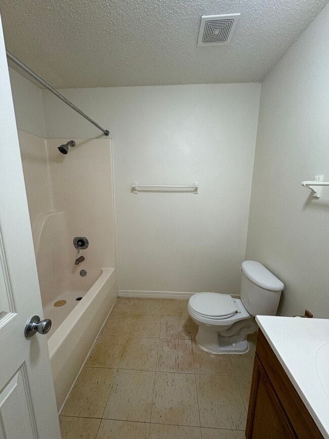 Building Photo - Waveland Duplex