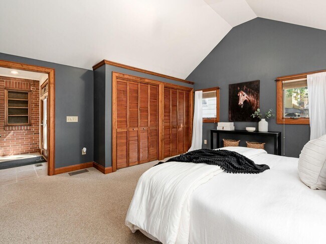 Building Photo - 781 Bruck St