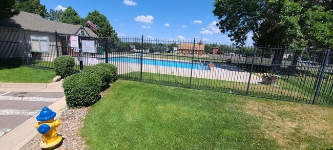 Building Photo - 2 Bedroom Townhome