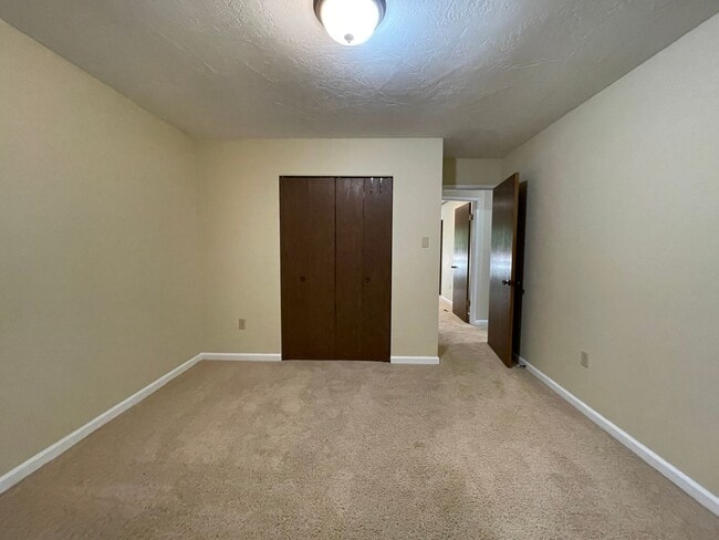 Building Photo - 4 bed, 3 bath split-level home in a private, forested setting (Bayside)