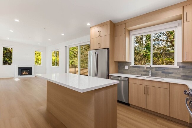 Building Photo - 106 6th St South