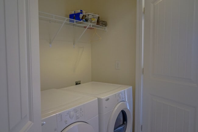 Building Photo - Townhome | Washer/ Dryer Included  |Fenced...