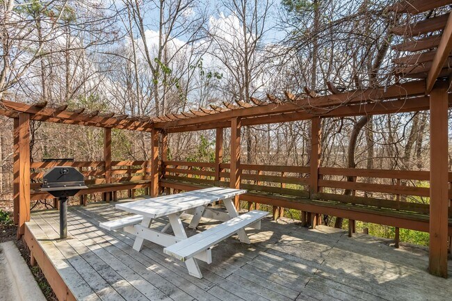 Building Photo - **Application Pending** Freshly Updated 2BR/2BA Condo - Minutes to North Hills