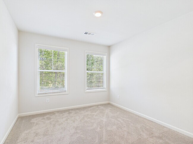 Building Photo - 3 Bed, 3.5 Bath, Finished Basement room, 2 car garage, walkable to Woodstock Middle and High scho...