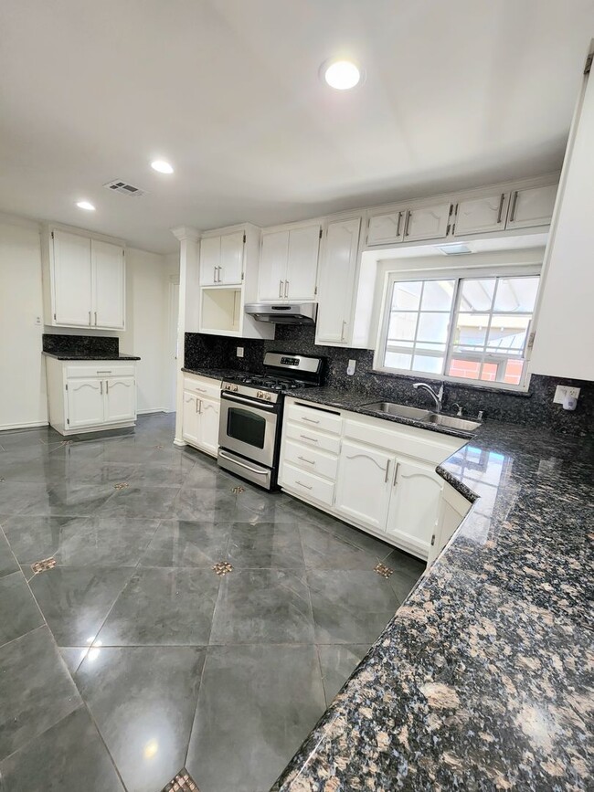 Building Photo - Spacious North Hollywood Home with Guest S...