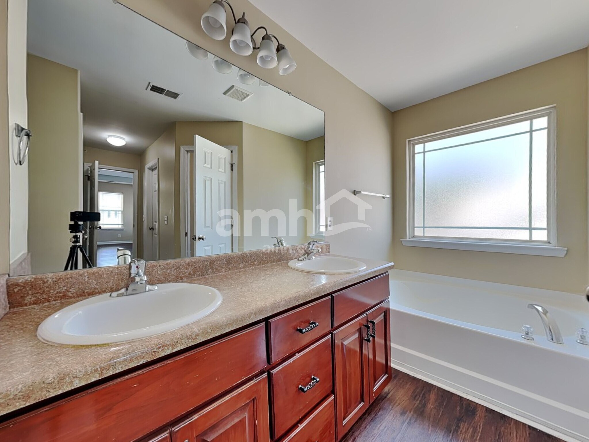 Building Photo - 103 Lake House Rd