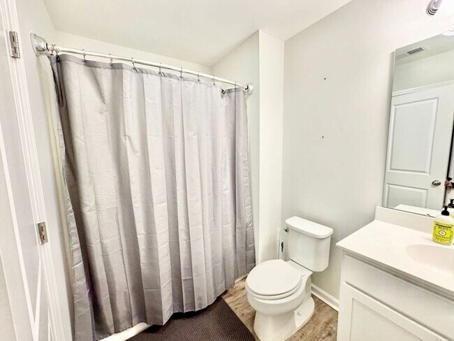 Building Photo - 1/2 off 1st and 2nd month rent - Pristine ...