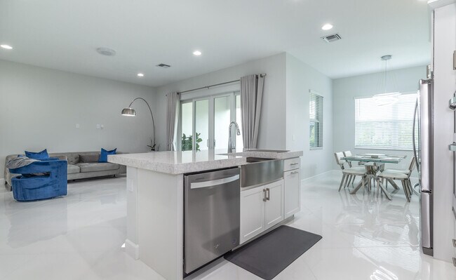 Building Photo - 15145 Cameo Ct