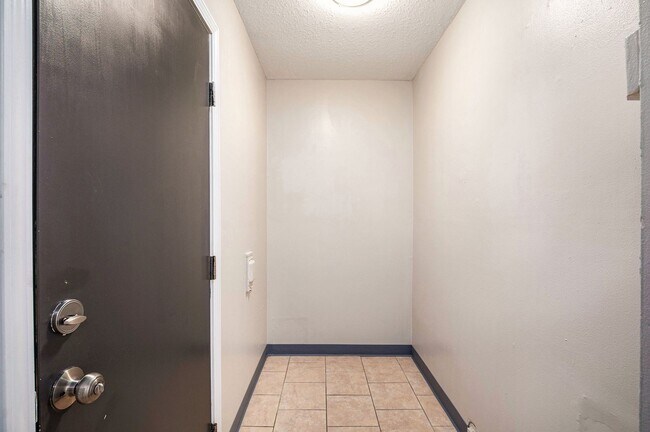 Building Photo - Beautiful 2BR/1BA Duplex in Independence!