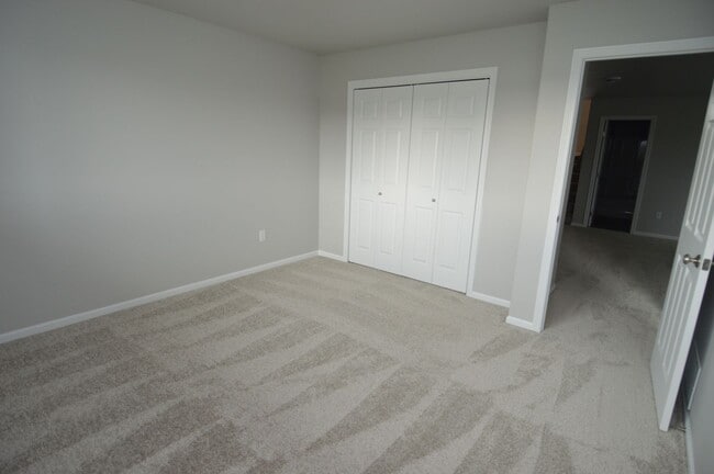 Building Photo - 4 bed 2 bath Townhome for rent!
