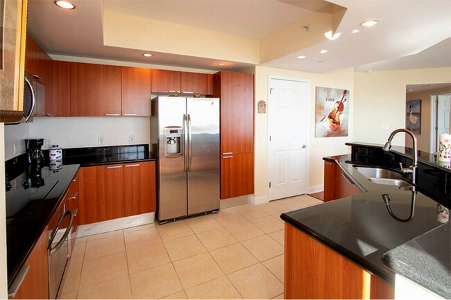 Building Photo - 231 Riverside Dr