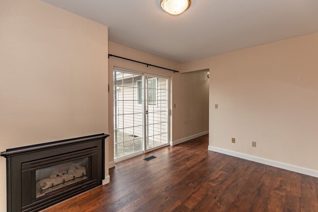 Building Photo - **MOVE IN SPECIAL!** Pet Friendly Charming 3 Bedroom Home with large office!