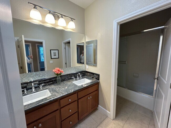 Building Photo - Luxurious and Spacious 5 Bedroom in Gilroy