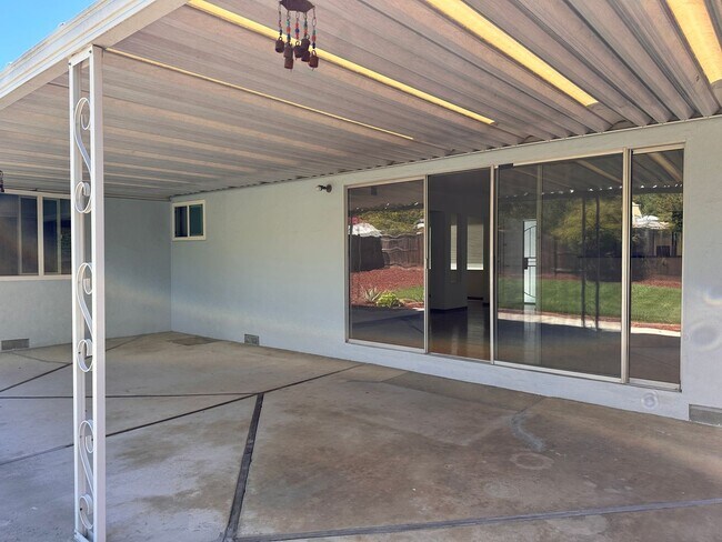 Building Photo - Updated 3/2 SFR w/ AC, BIG yard, move in r...