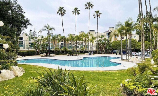 Building Photo - 5535 Canoga Ave