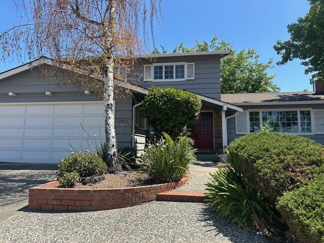 Primary Photo - Nice 2-Story Single Family Home With Offic...