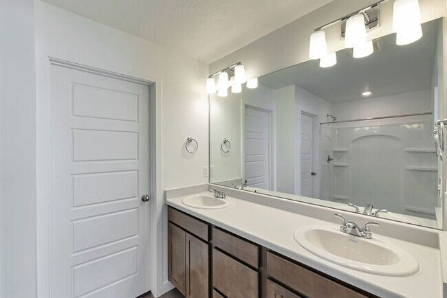 Building Photo - Lehi Row End Townhouse w 2 car attached garage!