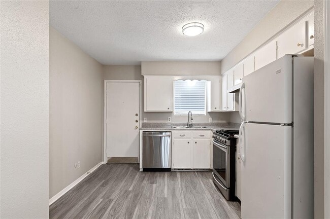 Building Photo - 233 W Tri Oaks Ln