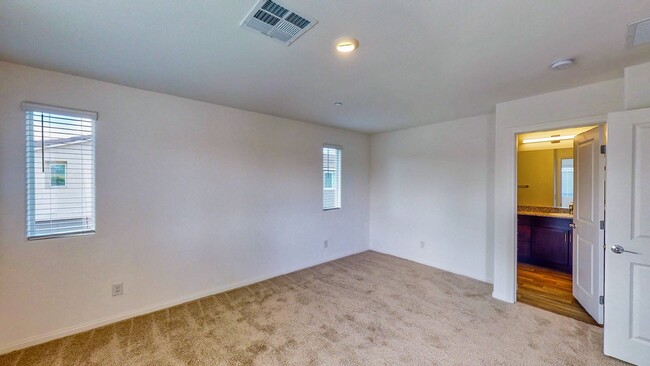 Building Photo - "Spacious 3-Bed Townhouse with Granite Tou...