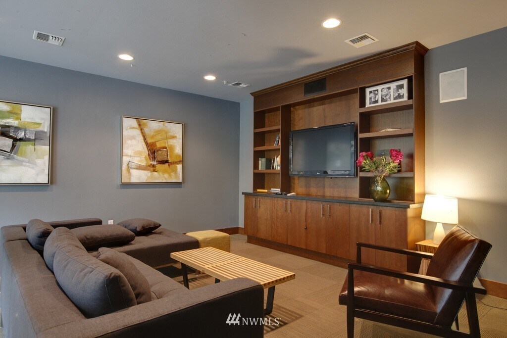Common Lounge - 4547 8th Ave NE