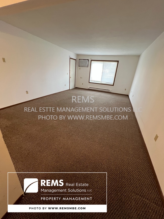 Building Photo - 564 E Slifer St