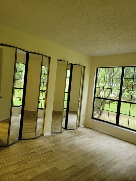 Building Photo - 433 Danbury Ln