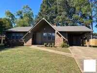 Building Photo - Renovated 3BR Home Close to MacArthur Jr High
