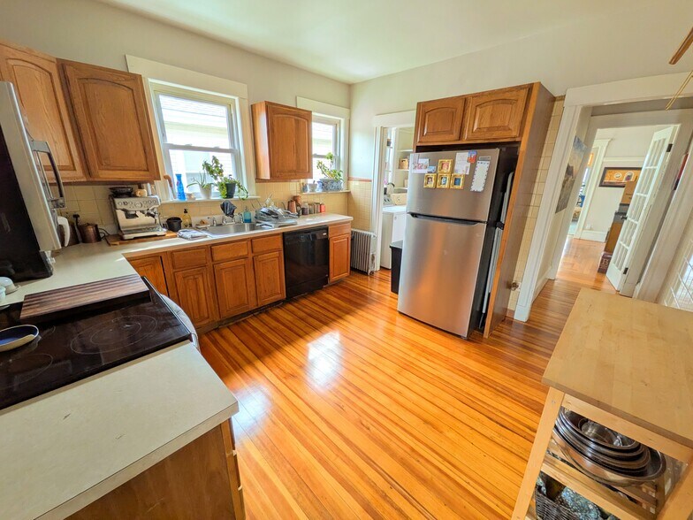 Building Photo - 623 Fellsway