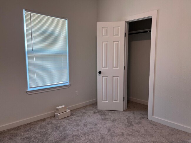 Building Photo - 9210 Martell St