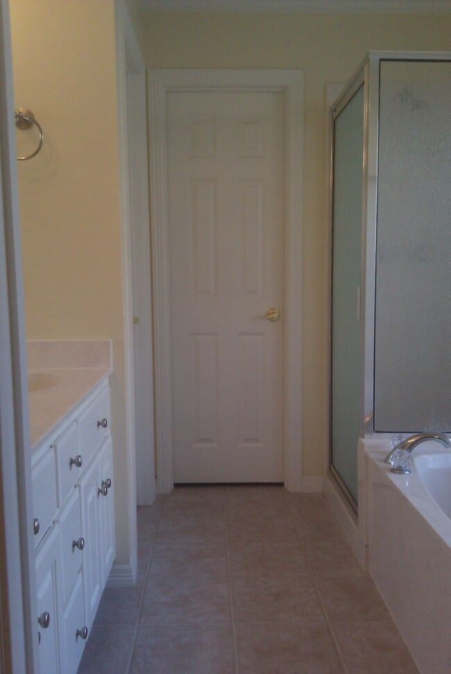 Building Photo - THREE BEDROOMS THREE BATHS, FENCED BACKYARD