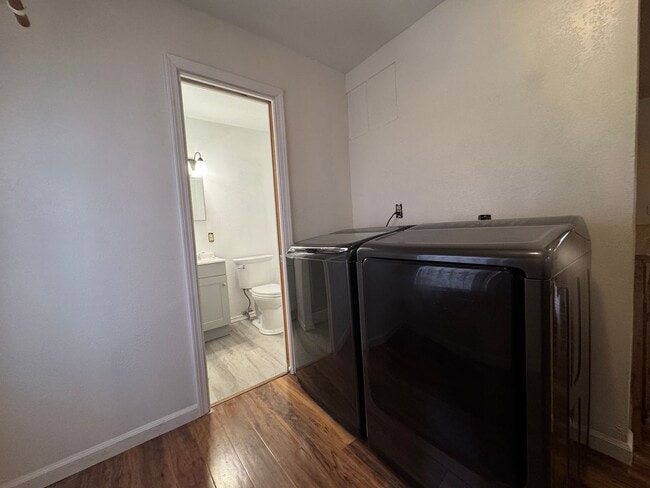 Building Photo - fully furnished 3-bedroom, 2-bathroom