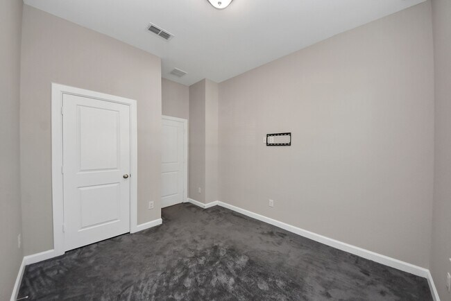 Building Photo - 8114 Silverspot Ln