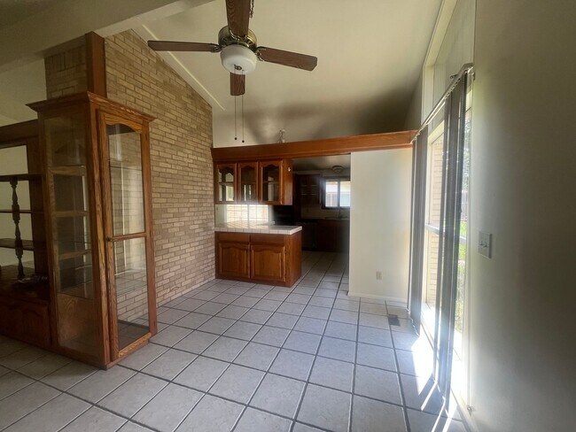 Building Photo - Light, bright, & Move- In ready with ultimate flexibility!