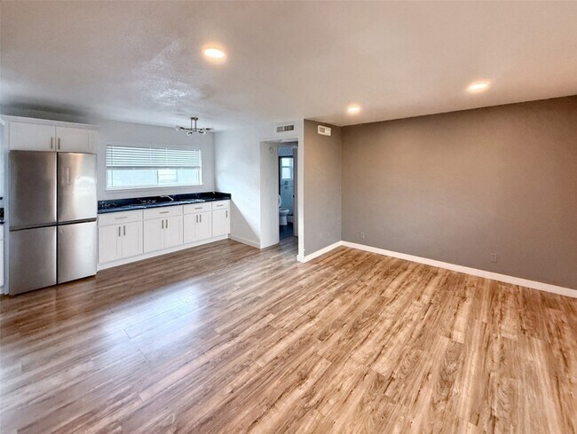 Building Photo - 4811 Live Oak St