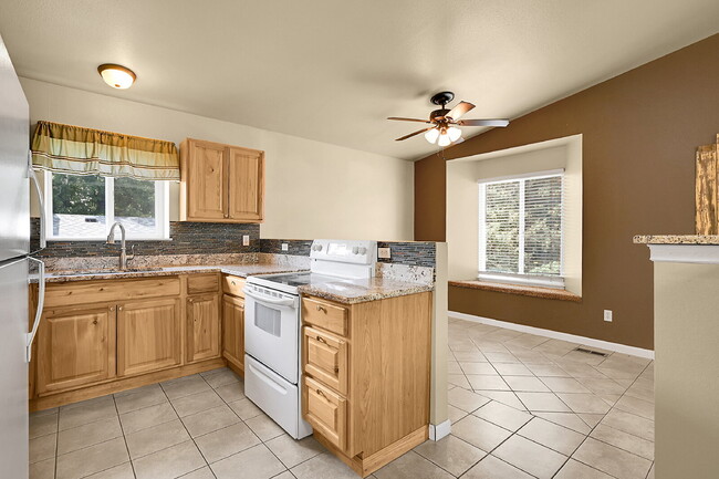 Building Photo - $2,095, 3 bed, 2 bath, located in Colorado...