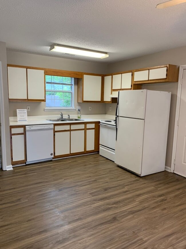 Building Photo - 2114 Wisteria Dr