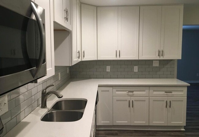 Building Photo - Renovated 2 Bedroom 2 Bathroom Condo off N...