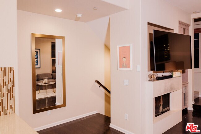 Building Photo - 1245 Wilcox Ave