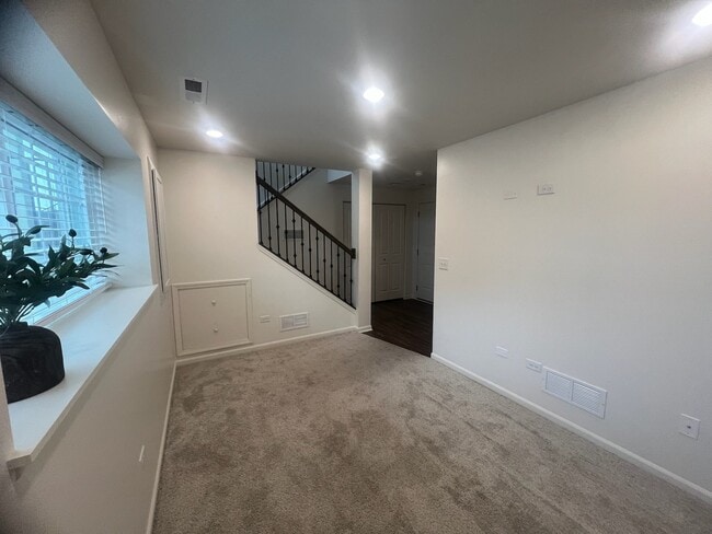 Building Photo - 285 Lakeshore Dr