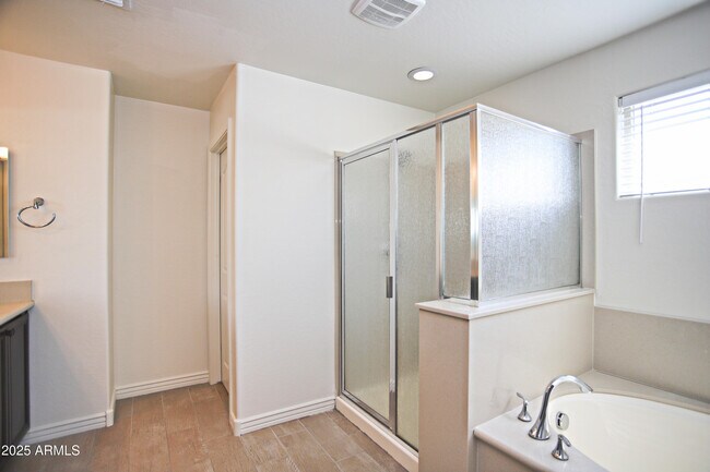 Building Photo - 1087 E Ibis St