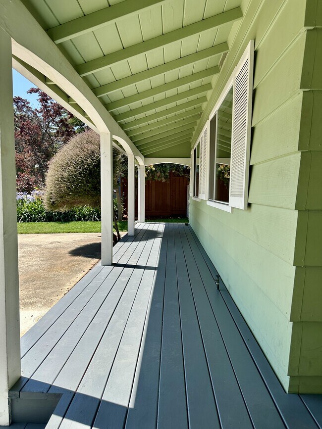 Building Photo - 1633 Honfleur Dr