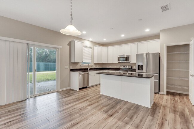 Building Photo - 4 Bed/2.5 Bath in The Commons