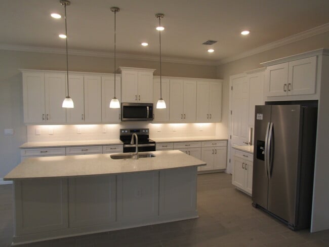 Building Photo - 608 Maraviya Blvd