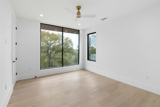 Building Photo - 2401 Oakhaven Cir