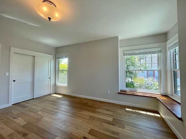Building Photo - 1027 Lincoln Ave