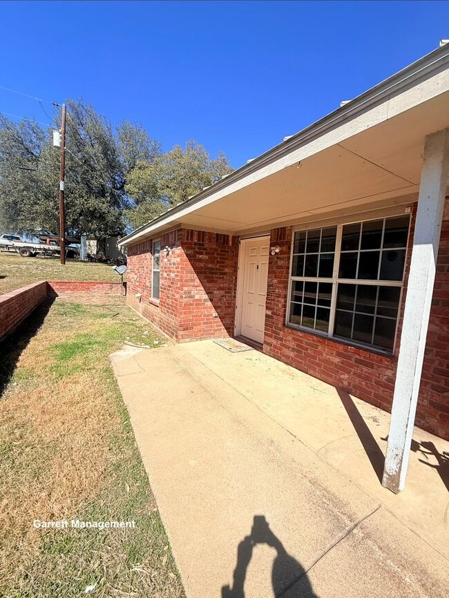 Building Photo - 813 E Ave I