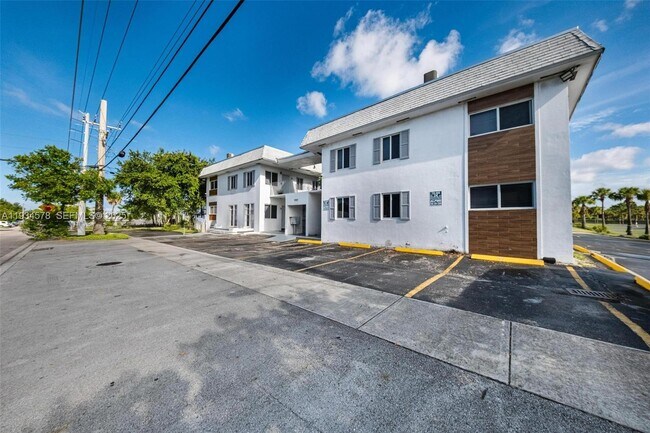 Building Photo - 1960 NE 161st St