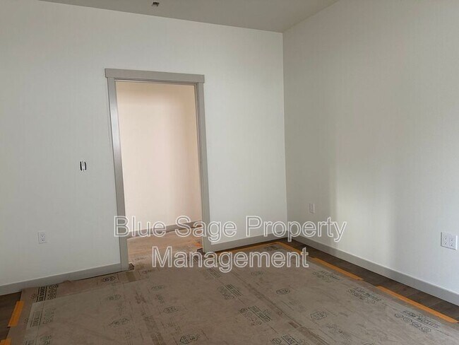 Building Photo - 865 W Hendrickson Rd