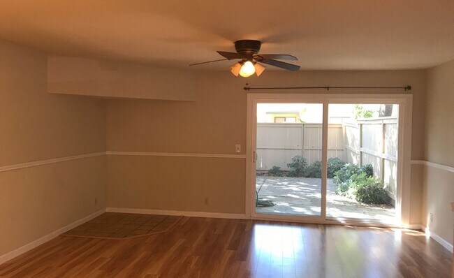 Building Photo - 2 Bedroom 1.5 Bath updated Condo